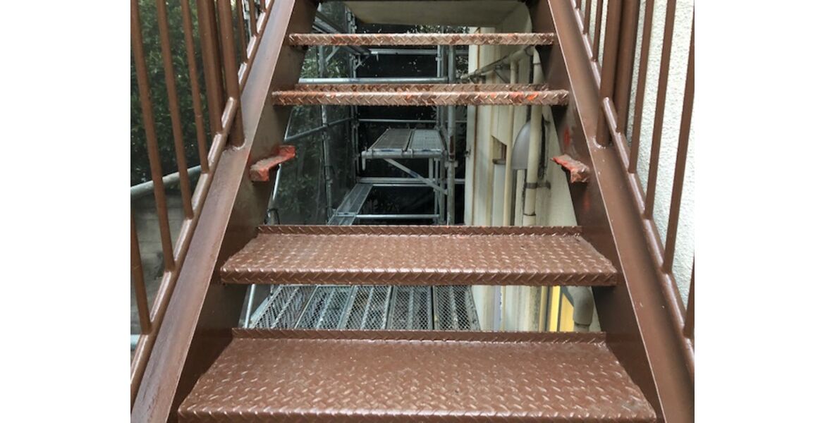 新小岩の改修工事（孔子、門扉、おどり場、階段、庇の下地交換）３