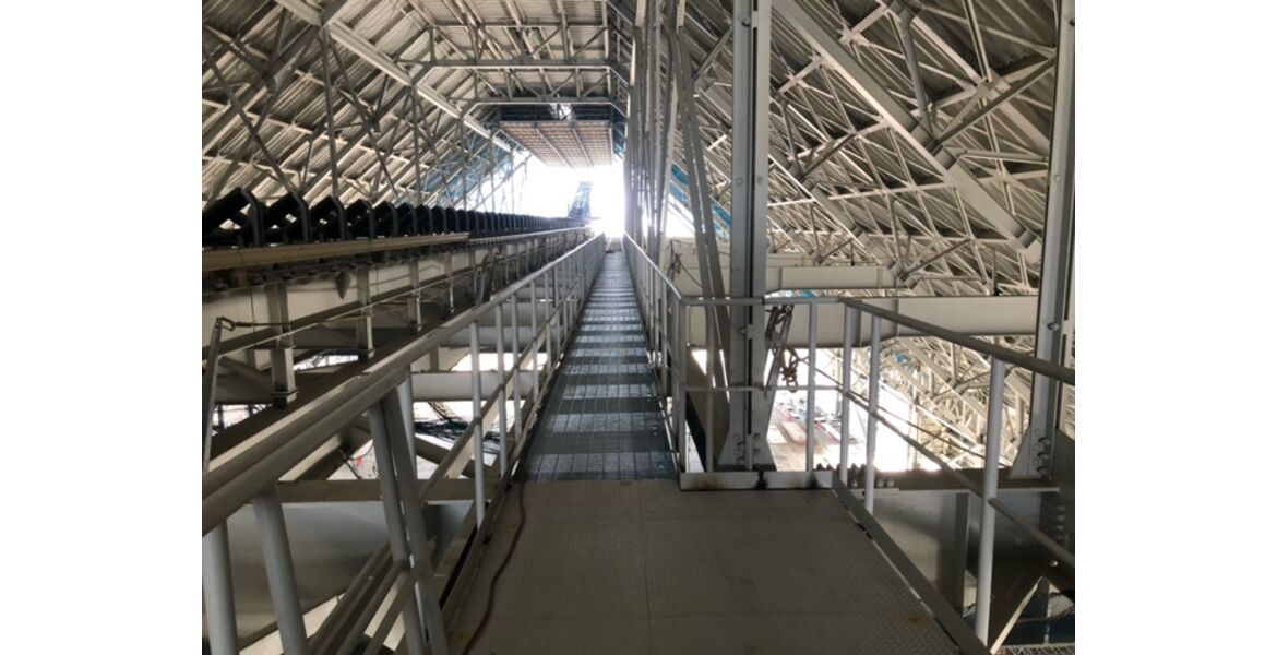 横須賀の新築工事　手摺り、グレーチング2